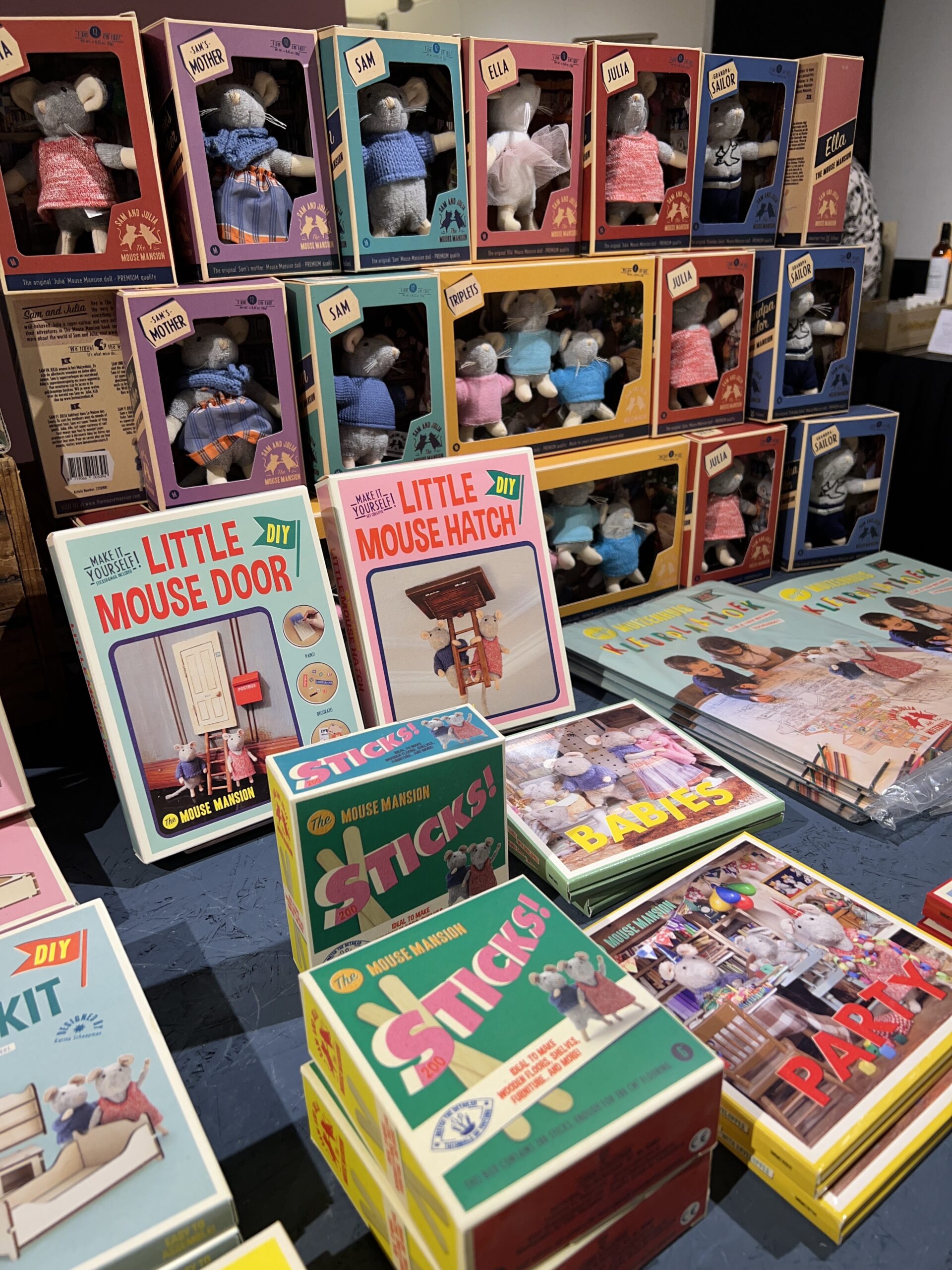 muizenhuis artikelen die verkocht worden in speelgoedwinkel houten aap